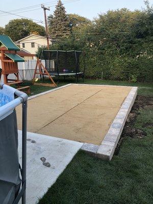 Leveling base for pool