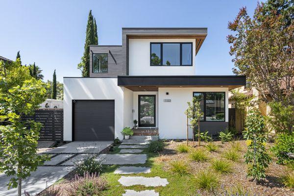 Custom 4 bed | 3 bath single-family home designed by Toby Long, built by Plant Prefab, and installed in Palo Alto, California.