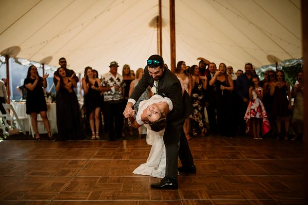 The perfect dip during the first dance