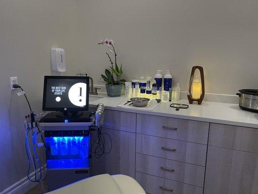 Come enjoy a Hydrafacial Elite Platinum Facial. Get the lasting glow that everyone envies.