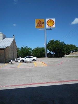 Sign from US-175. This place is a Shell Gas Station.