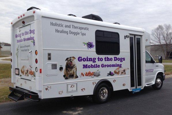 Mobile pet grooming in the Nashville, TN area. We come to you!