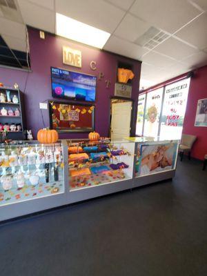 A Very Welcoming atmosphere with clean tanning units & knowledgeable staff!  I've been greeted daily by Haley.  9/1/2021