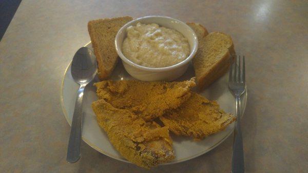 Fish and grits with wheat toast