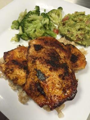 Organic blackened chicken with vegetable and guacamole