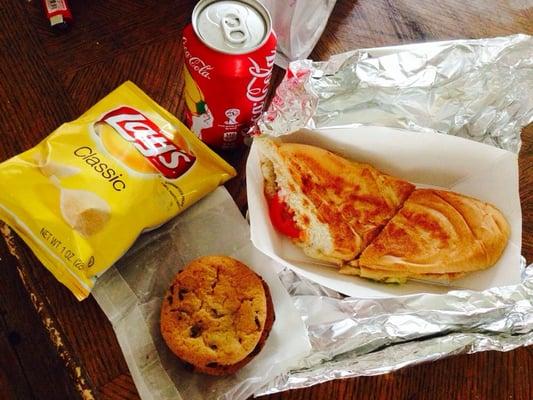 El Caribbean Chicken Sandwich combo includes chips, cookies and a pop for $6.95!! Super cheap and delicious!