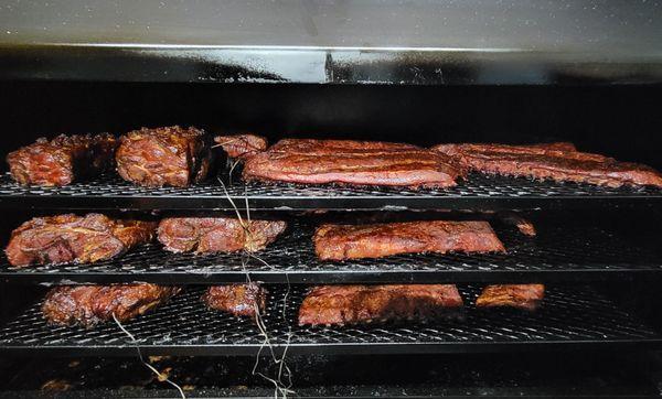 While you sleep we smoke meat, so that you get the freshest BBQ.