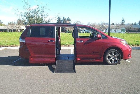 2019 Toyota Sienna SE BraunAbility Wheelchair Handicap Van with only 33,800 Low Miles!! The Toyota Sienna SE sports a bold athletic look