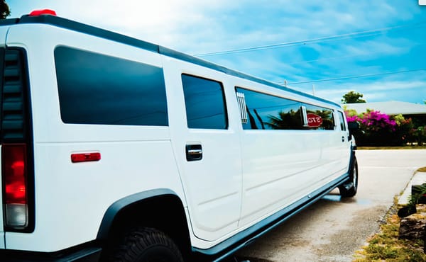 Luxury Limos Austin provides world class service in some of the best looking limos in Austin.