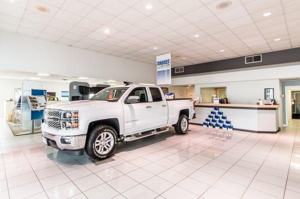 Arkansas Chevrolet Dealership Showroom Floor - Rhodes Chevrolet