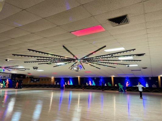 Skate floor light features