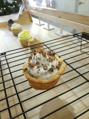 Chocolate chip cheesecake cookie cup.