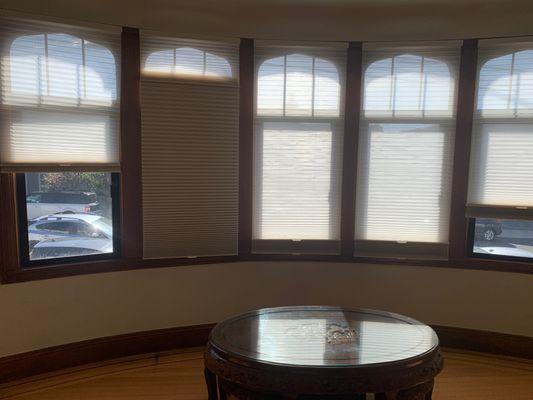 Blinds can be lifted up for maximum exposure