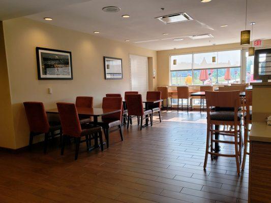 Breakfast Room at TownePlace Suites Grove City