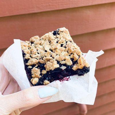 This vegan crumble bar is crazy delicious!