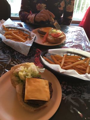 Cheeseburger with fries