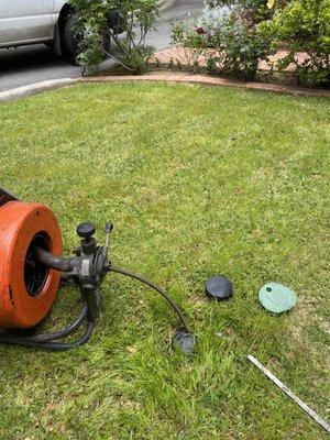 Root cutter cleaning a pipe