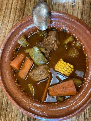 Mole de olla (carne de res en salsa guajillo con verduras