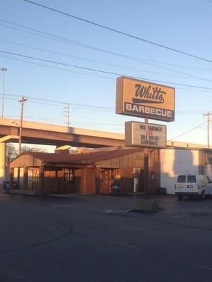 Old sign, old wood siding, closed onSundays- promising signs.  Too bad for me it's Sunday!