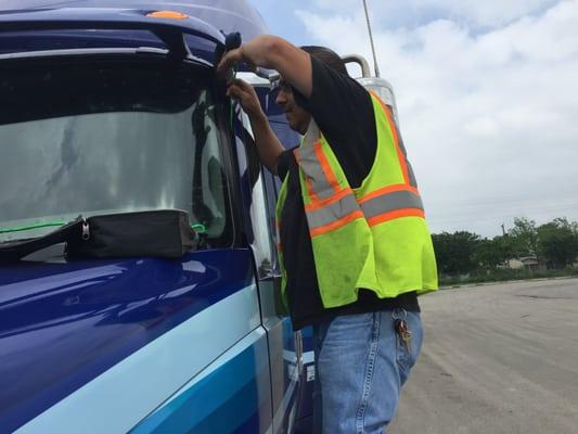 Super Duty 18 Wheeler Lockout completed under a minute.