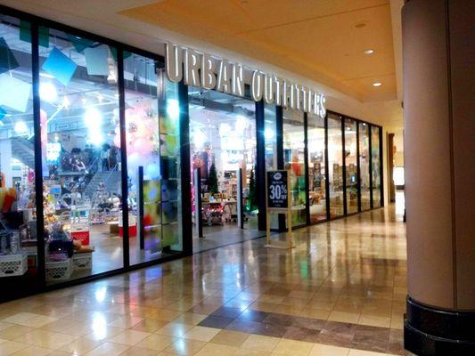 Urban Outfitters, KoP -- storefront