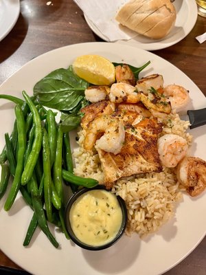 Salmon and shrimp with rice and green beans