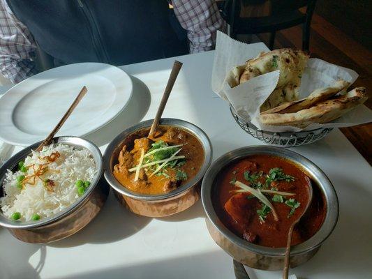 lamb vindaloo and lamb roganiosh with naan