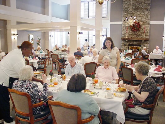 Dining at Grace Ridge Retirement Community.