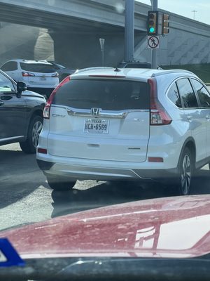 This woman will not pay attention to his driving, driving the car at speed and playing on the phone