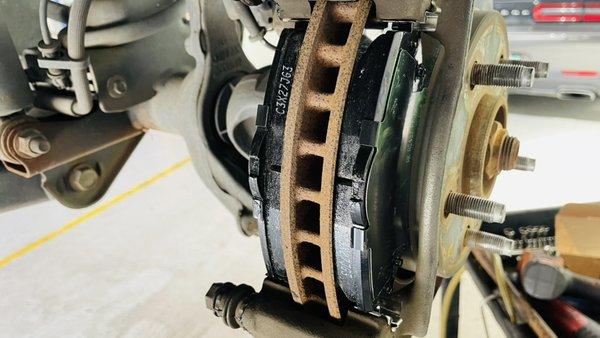 Brake maintenance with high quality brake pad ceramic