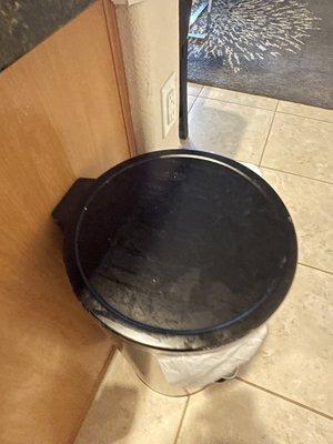 Nasty trashcan in kitchen