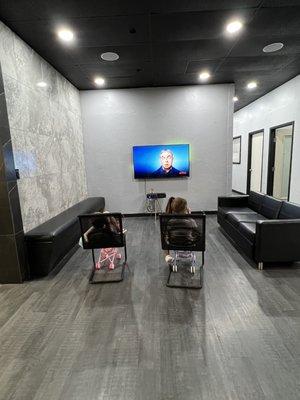 Waiting area in the middle of the salon