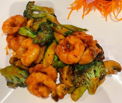 Shrimp in garlic sauce with broccoli, green beans and mushrooms (and shredded carrots)