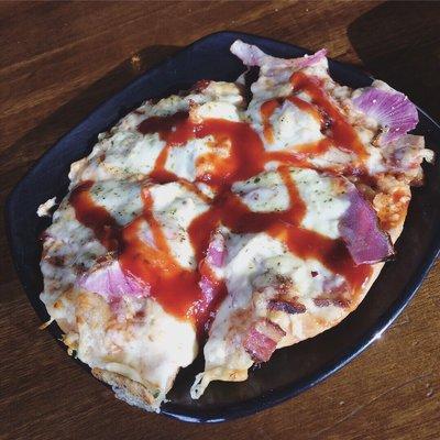 BBQ pizza: brisket, red onions, BBQ sauce & mozzarella. AMAZING.