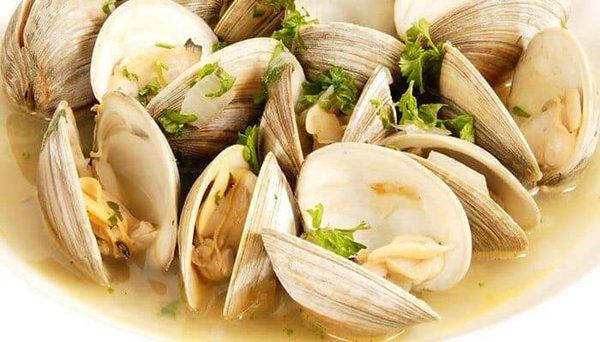 Steamer Clams served with Garlic Bread