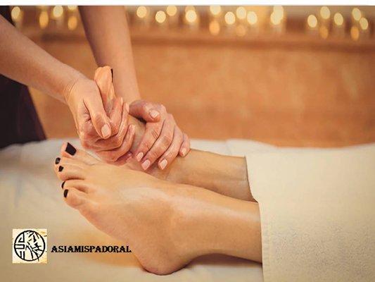 Foot Massage & Reflexology
Reflexology is best for people who are looking to relax or restore their natural energy levels. It's also a good