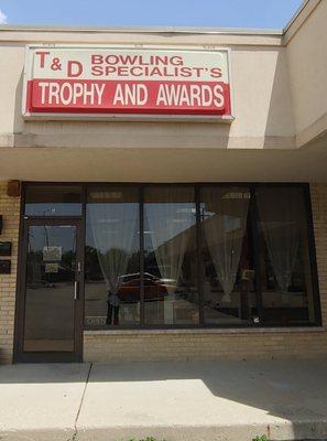 T & D Trophy & Awards Outlet