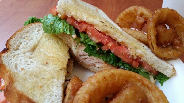 Club sandwich with substituted onion rings