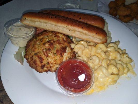 Single 8 oz crab cake w mac n cheese, mashed potatoes and garlic breadsticks