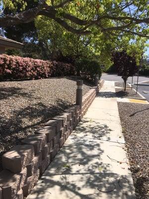 Retaining wall and rock bed