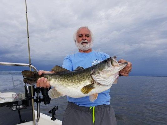 Giant 9lb Harris Chain monster!