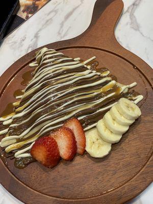 Crepe Strawberry & Nutella + banana, white chocolate, caramel