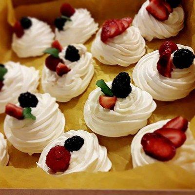 Pavlova cakes