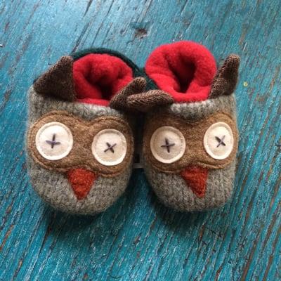 Darling owl booties! Perfect gift for a baby shower! Made in Canada from up- cycled wool sweaters, lined in soft cozy fleece!