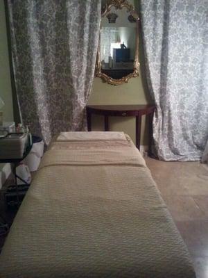 Comfortable bed for waxing and lashes