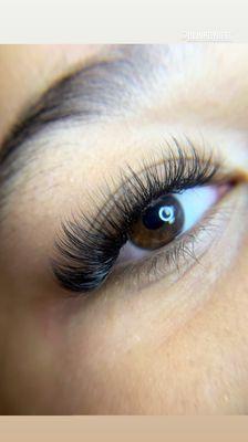 Natural, fluffy volume lashes