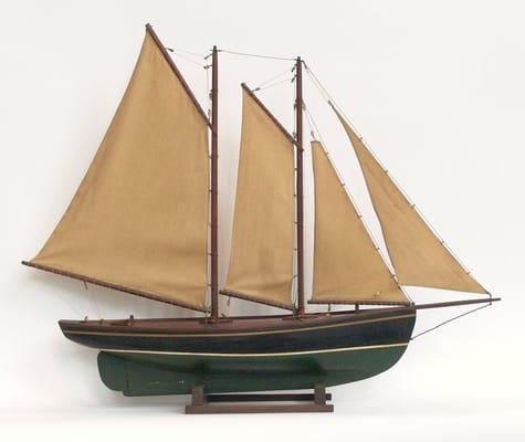 Antique models and pond yachts