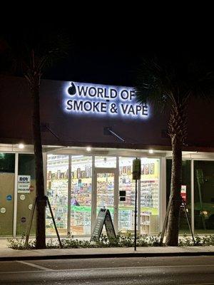 world of smoke & vape - south miami [exterior night]