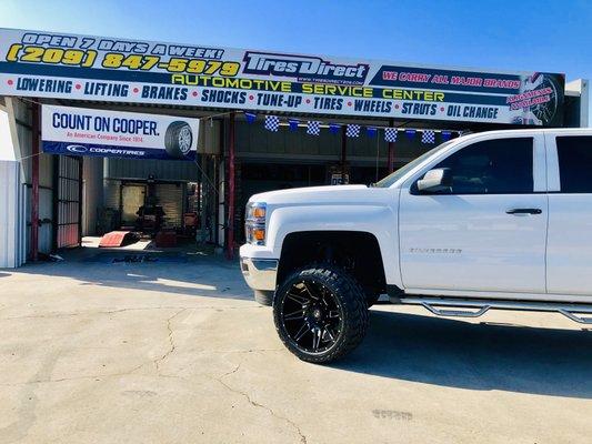 22" OFFORAD WHEELS WITH MUD TIRES. COME ON IN FOR A SPECIAL PRICE. CALL OR MESSAGE RIGHT NOW TO GET A QUOTE.