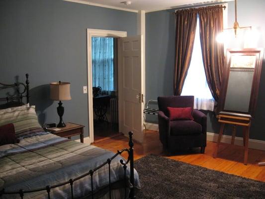 The Atlantic Room- 2nd floor, shared bath, queen bed, A/C, fan, robes, cable TV, Work desk, chair, iPod/iPhone dock, WIFI